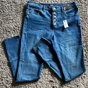 Express skinny mid-rise, never been worn. Smoke free/pet free home.